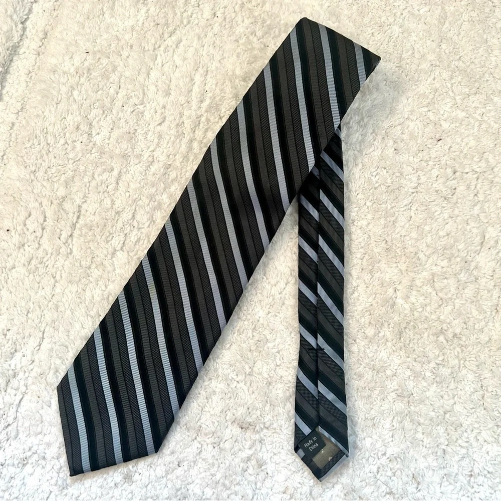 Calvin Klein 100% silk Navy Gray Striped Tie preppy office old money